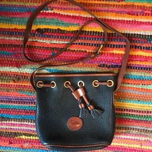 閭Dooney & Bourke Leather Cross-Body Purse